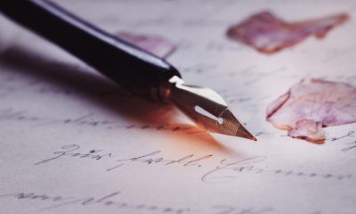 日历本上用红笔圈出重要比赛日期，旁边放着一支钢笔与足球模型